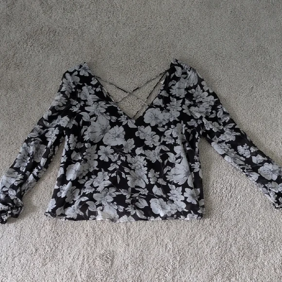 South Moon Under Black and White Floral Blouse - Picture 1 of 3